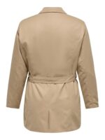 ryggen af mellemlang beig trenchcoat. ONLY Carmakoma CARVALERIE Trenchcoat Ginger Root