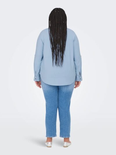 ryggen af model med blå hørskjorte ONLY Carmakoma CARYASMIN-CARO Shirt Cashmere Blue