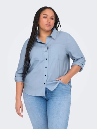 model med blå hørskjorte ONLY Carmakoma CARYASMIN-CARO Shirt Cashmere Blue