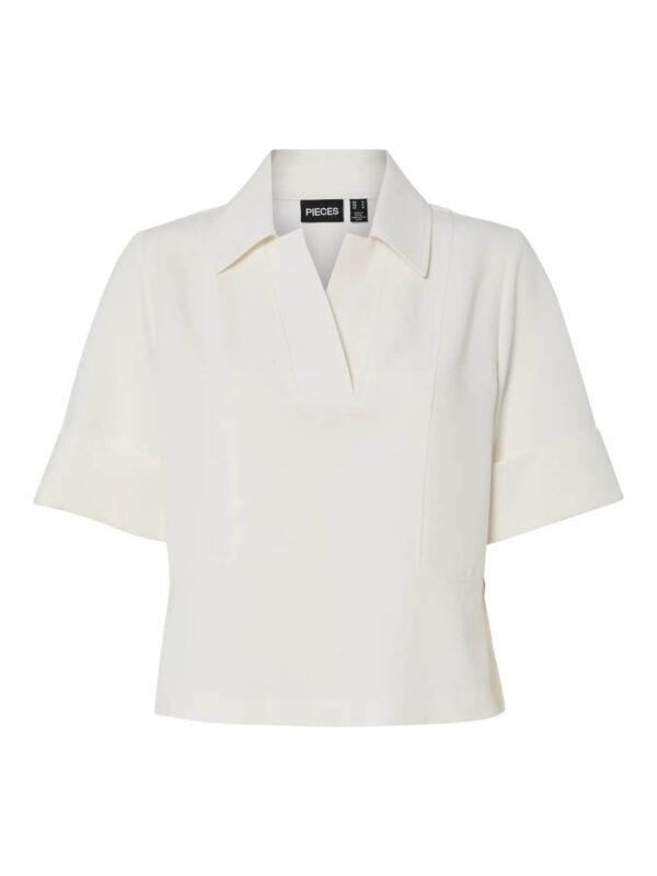 hvid top med krave og korte ærmer. PIECES PCFRIDA Top Cloud Dancer