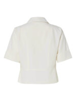 ryggen af hvid top med krave og korte ærmer. PIECES PCFRIDA Top Cloud Dancer