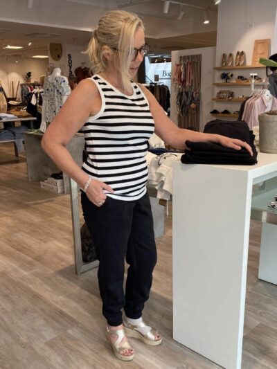 Lene med stribet top Freequent FQEFFY-TOP Black w. Star Off-white og sorte bukser