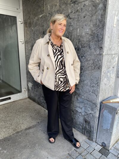 janni med kort beige jakke. ONLY Carmakoma CARAPRIL Short Trenchcoat Oxford Tan