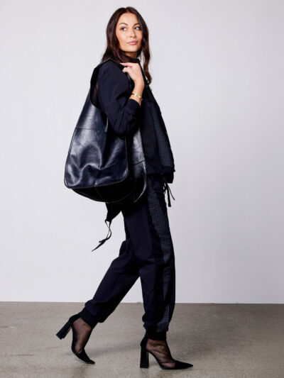 model med sort shopper i læder. NÜ Black Akia Bag shopper på skulderen