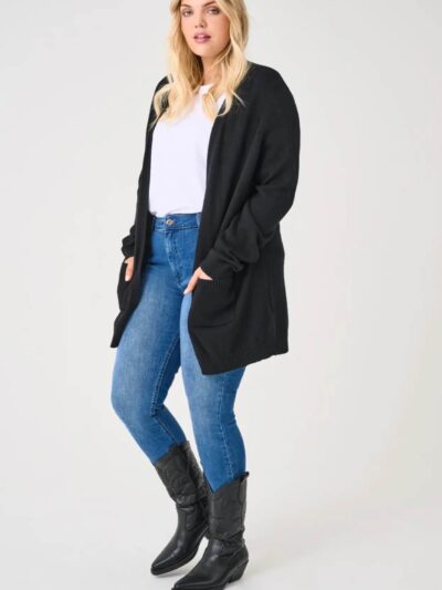 model fra siden med åben sort cardigan mellemlang ONLY Carmakoma CARESLY Open Cardigan black