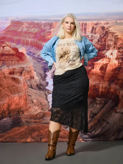 model med beige t-shirt med wild west print. ONLY Carmakoma CARPAYTON Tee Pumice Stone Western