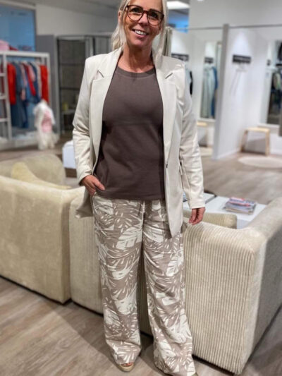 lene med mønstrede bukser i beige nuancer