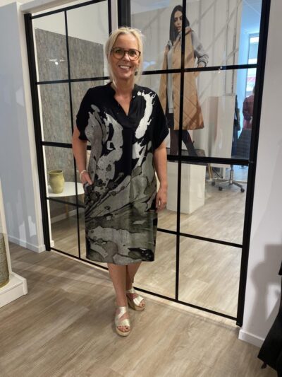 lene med sort og grøn mønstret kjole NÜ Abbi Tunic Dress Army Mix