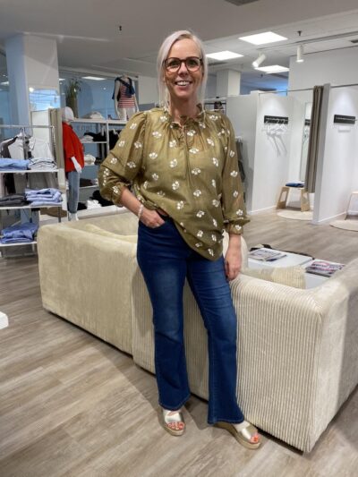 lene med bluse FQWENDY-BLOUSE og jeans