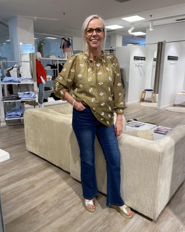 lene med bluse FQWENDY-BLOUSE og jeans