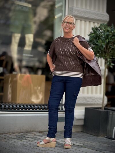 lene med blå bukser i denim og brun striktop