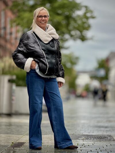 Lene med sort kort jakke og blå jeans