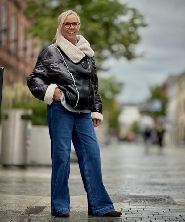 Lene med sort kort jakke og blå jeans