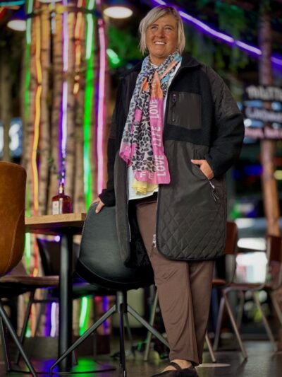 janni med mellemlang sort jakke og farverigt leo tørklæde