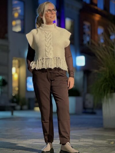 lene med brun langærmet bluse, brune bukser og hvid vest med frynser forneden. MOSS Copenhagen MSCHEsmai M Vest