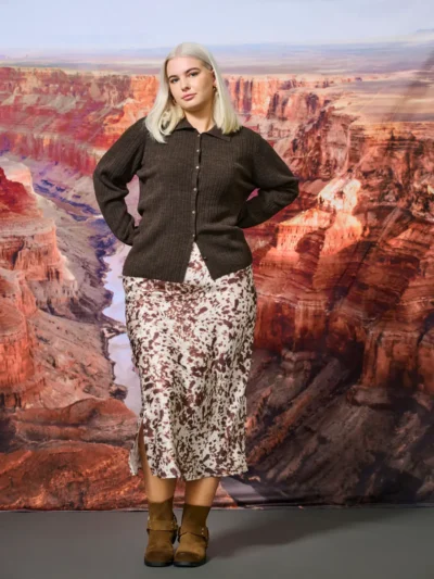 model med cardigan og mønstret satin nederdel. ONLY Carmakoma CARDOMINA Satin Skirt