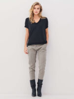 model med lyse army bukser med asymmetrisk knaplukning foran. NÜ Asta Trille Trousers Army