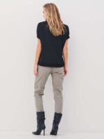 ryggen af model med lyse army bukser med asymmetrisk knaplukning foran. NÜ Asta Trille Trousers Army