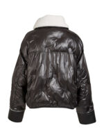 ryggen af kort sort jakke i pufferstil med teddykrave. NÜ Arisa Jacket Black