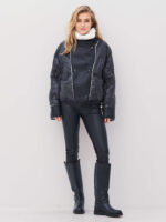 model med kort sort jakke i pufferstil med teddykrave. NÜ Arisa Jacket Black