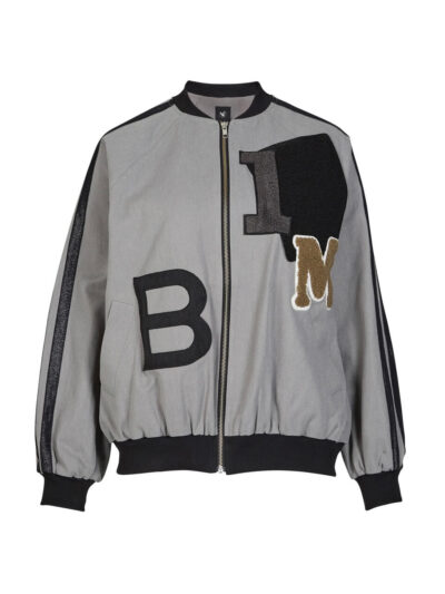 grå jakke med patches og skrift. NÜ Aston Jacket oversized Grey