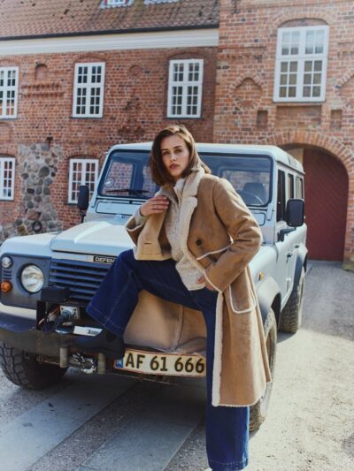 model med lang brun ruskindsjakke med faux fur. Freequent FQLAMSE-JACKET Lang Thrush