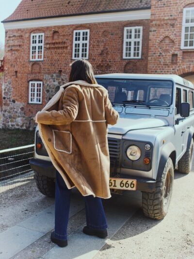 ryggen af model med lang brun ruskindsjakke med faux fur. Freequent FQLAMSE-JACKET Lang Thrush