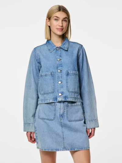 model med lyseblå denimjakke PIECES PCSKY Denim Jacket Light Blue Denim