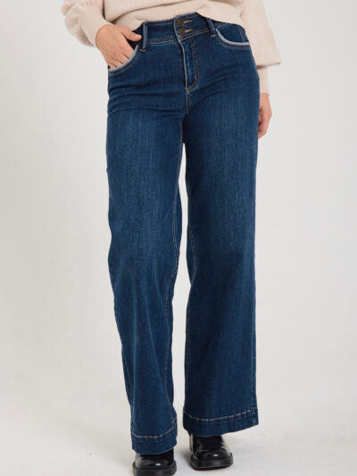 model med hånd i lommen på mørkeblå jeans Freequent FQLOPEZ-JEANS Dark Blue Denim