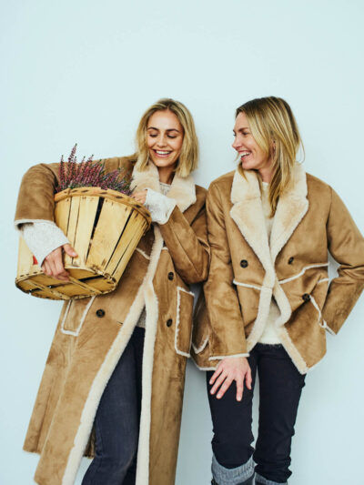 model med brun ruskindsjakke med faux fur Freequent FQLAMSE-JACKET Thrush