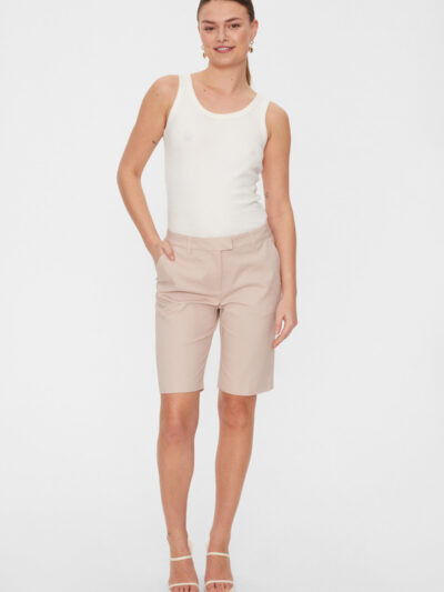 model med klassiske beige shorts Freequent FQISABELLA-SHO Simply Taupe