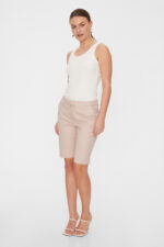 model fra siden med klassiske beige shorts Freequent FQISABELLA-SHO Simply Taupe