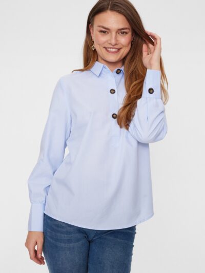 model med blå skjorte med brune knapper Freequent FQFLYNN-SH Chambray Blue