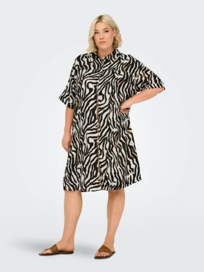 model med armen i siden på kortærmet skjortekjole med zebraprint. ONLY Carmakoma CARBERTE Shirt Dress Pumice Stone Zebra