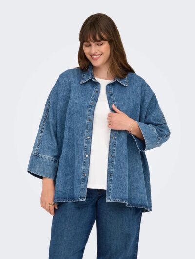 model med åben blå denimskjorte med knaplukning. ONLY Carmakoma CARGRACE SHIRT Medium Blue Denim