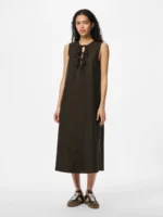 model med ærmeløs lang brun kjole med bindebånd på fronten. PIECES PCJENNA Midi Tie Dress Delicioso