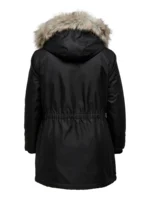 elastik i taljen på sort vinterjakke med pelskant på hætte. ONLY Carmakoma CARIRENA Parka Coat Black
