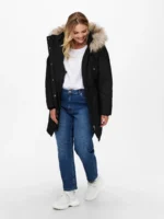 model med jeans og sort vinterjakke med pelskant på hætte. ONLY Carmakoma CARIRENA Parka Coat Black