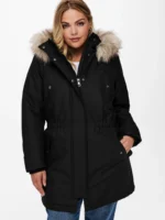 model med sort vinterjakke med pelskant på hætte. ONLY Carmakoma CARIRENA Parka Coat Black