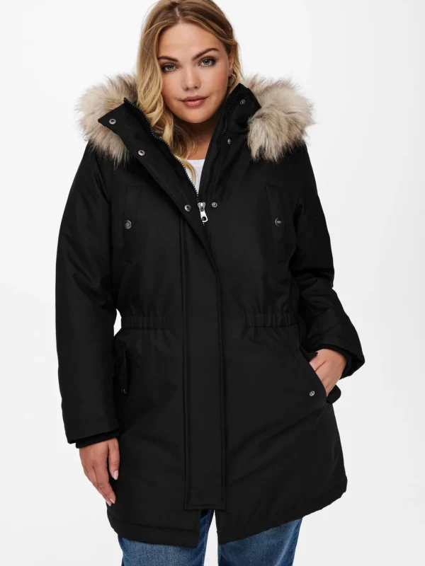model med sort vinterjakke med pelskant på hætte. ONLY Carmakoma CARIRENA Parka Coat Black