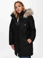 model med hånd i lommen på sort vinterjakke med pelskant på hætte. ONLY Carmakoma CARIRENA Parka Coat Black