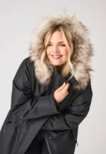 model med sort vinterjakke med pelskant på hætte. ONLY Carmakoma CARIRENA Parka Coat Black