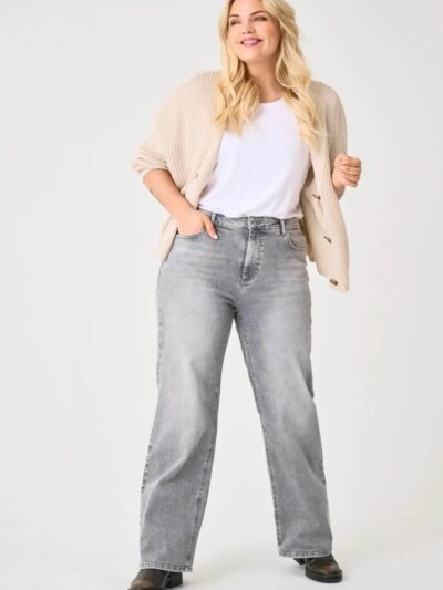 model med wide fit grå jeans ONLY Carmakoma CARWILLY Jeans Grey Denim