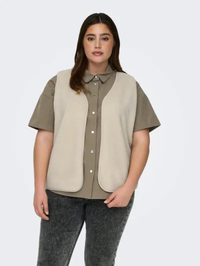 model med skjorte og beige åben teddy vest ONLY Carmakoma CARBELISA Teddy Waistcoat Birch