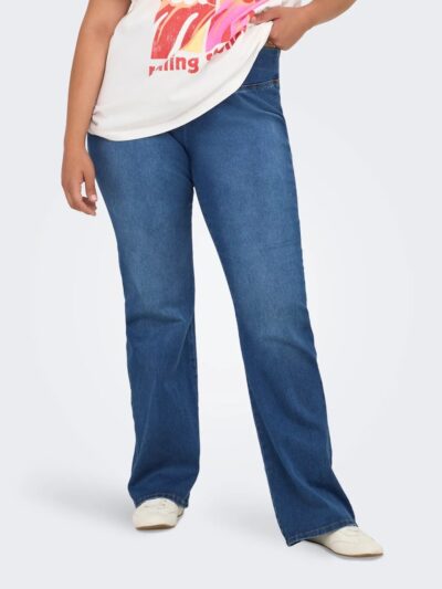 model med blå jeans med bred elastik i taljen. ONLY Carmakoma CARROYAL Flared Legging Medium Blue Denim