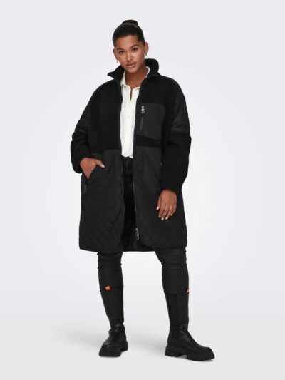 model med sort quilt og teddy jakke ONLY Carmakoma CAROHIO Coat Black