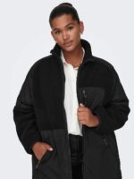 model med åben sort quilt og teddy jakke ONLY Carmakoma CAROHIO Coat Black