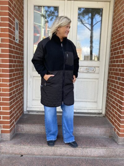 janni med sort jakke ONLY Carmakoma CAROHIO Coat Black