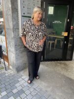 jani med mønstret skjortebluse. ONLY Carmakoma CARBERTE Shirt Pumice Stone Zebra
