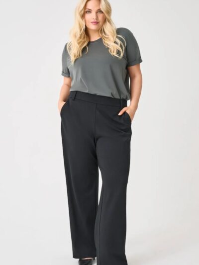 model med sorte bukser med lige ben. ONLY Carmakoma CARGOLDTRASH Straight Pant Black